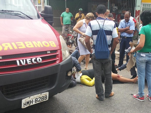 A garupa da moto teve um ferimento na perna e teve que ser encaminhada para o hospital da cidade. (Foto: Matheus Mesmer/Inter TV)