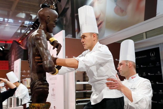 Chef suíço David Pasquiet dá retoques em sua criação (Foto: François Guillot/AFP)