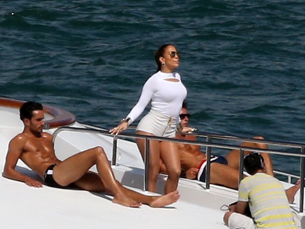 Jennifer Lopez grava clipe em iate em Miami, nos Estados Unidos (Foto: Grosby Group/ Agência)
