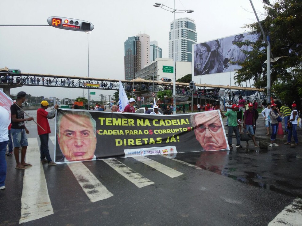 Bloqueio feito por manifestantes, que fecharam o trânsito na Avenida ACM, em frente ao Shopping da Bahia (Foto: Henrique Mendes/G1)