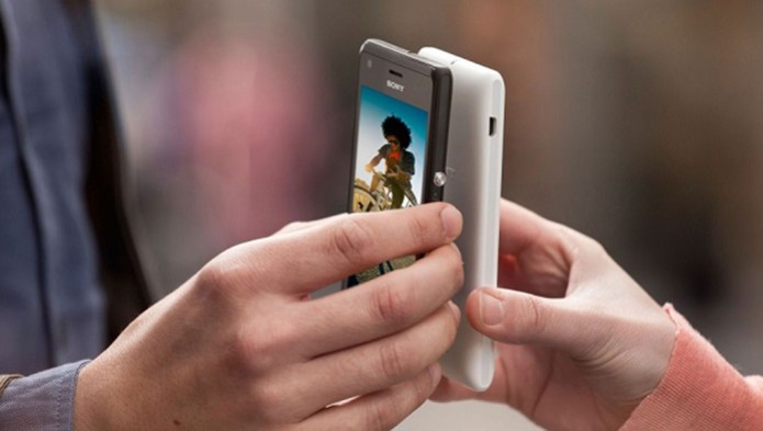 O NFC permite a troca de arquivos quando os aparelhos estão bem próximos: basta encostar os dispositivos na tampa traseira (Foto: Foto: Divulgação/Sony) O NFC permite a troca de arquivos quando os aparelhos estão bem próximos: basta encostar os dispositivos na tampa traseira (Foto: Foto: Divulgação/Sony)