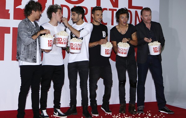 One Direction e o diretor Morgan Spurlock (de 'SuperSize Me') no lançamento do filme 'This is us' (Foto: Reuters/Suzanne Plunkett) One Direction e o diretor Morgan Spurlock (de 'SuperSize Me') no lançamento do filme 'This is us' (Foto: Reuters/Suzanne Plunkett)