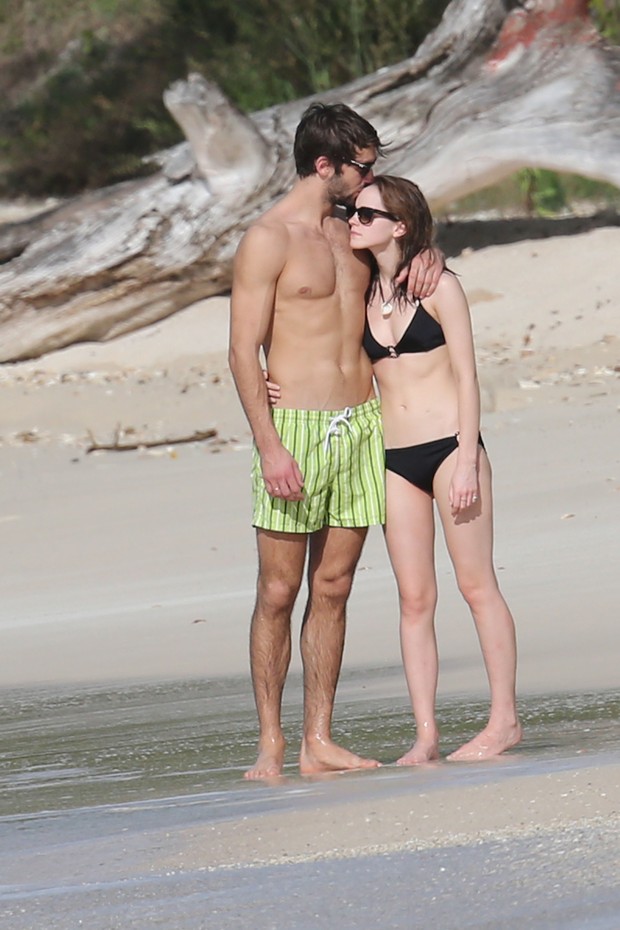 Emma Watson e novo namorado (Foto: AKM-GSI BRASil) Emma Watson e novo namorado (Foto: AKM-GSI BRASil)