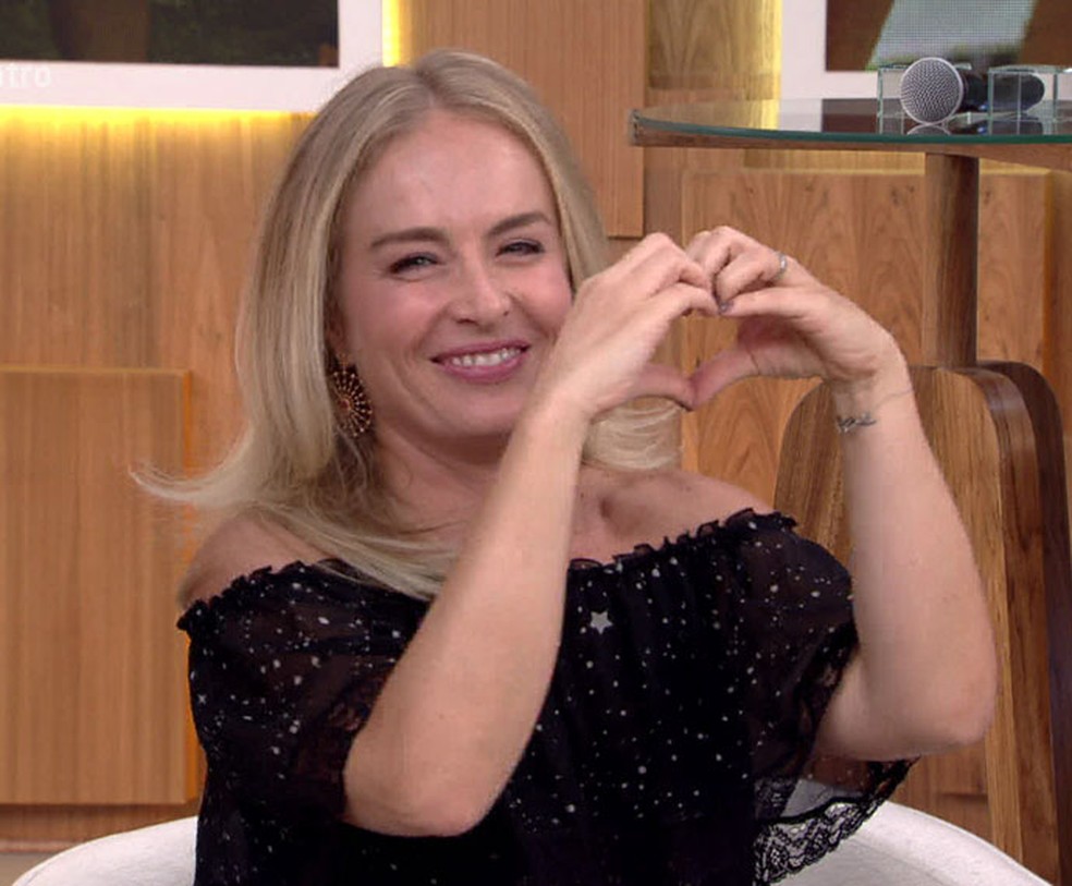 Angélica faz <3 para a Fátima  (Foto: TV Globo)