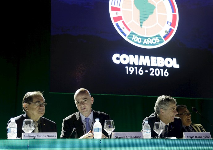 Coronel Nunes, presidente da CBF, secretário da UEFA ,Infantino, e Villar Llona, vice da UEFA (Foto: Reuters)