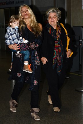 Adriane Galisteu e o filho, Vittorio, e a mãe, Emma, em aeroporto em São Paulo (Foto: Manuela Scarpa/ Foto Rio News)
