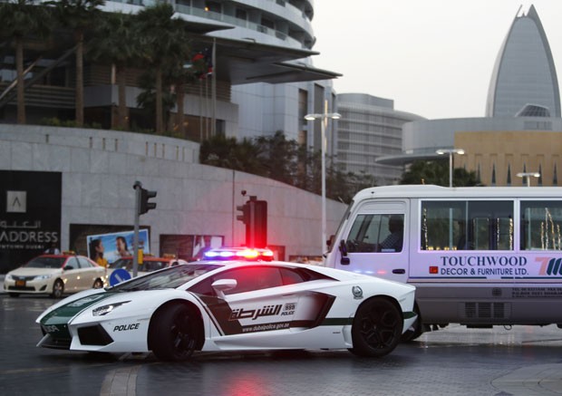 Lamborghini Aventador utilizada pela polícia de Dubai foi vista nesta sexta-feira nas ruas (Foto: Ahmed Jadallah/Reuters)
