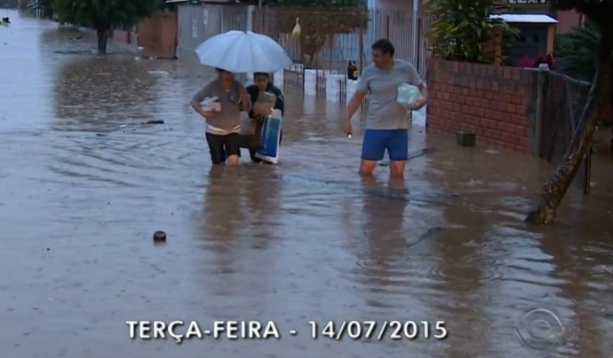 Cidade gaúcha de Esteio ficou debaixo d'água nos últimos dias e não pode rececer os jogos da Superliga FUT 7 neste mês de julho (Foto: Reprdução/TV RBS)