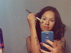 Ariadna se maquia sem sutiã e posta foto no Instagram