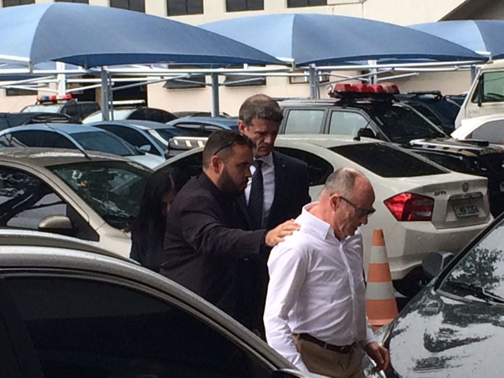 Aloysio Neves, presidente do TCE-RJ, na chega à PF nesta quarta (Foto: Bruno Albernaz / G1)