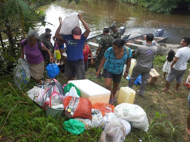 Famílias são transportadas por homens do Exército, enquanto ponte não é reconstruída (Foto: Lindon Jonhson Bezerra/TV Amazonas)