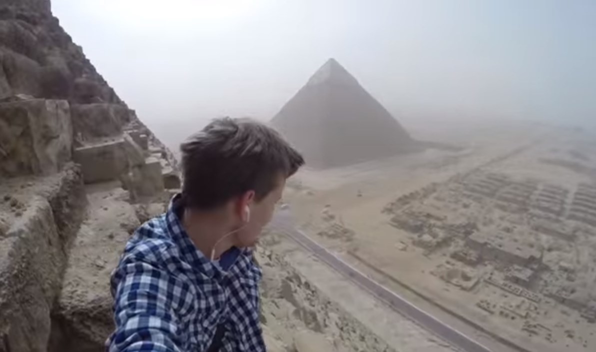 Andrej Ciesielski escalou ilegalmente a pirâmide de Giza, no Egito