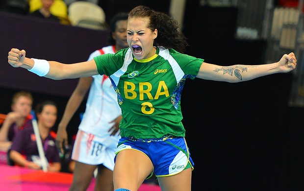 Fernanda Silva na partida de handebol do Brasil contra Angola (Foto: AFP)