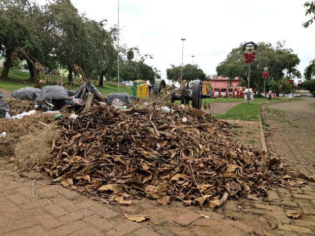 Lixo acumulado na praça da Estrada de Ferro Madeira-Mamoré em Porto Velho (Foto: Ivanete Damasceno / G1)