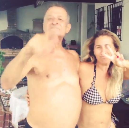 Andreia Sorvetão e pai se divertem dançando (Foto: Instagram / Reprodução)