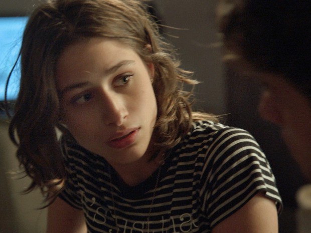 Laís acredita que vai ser difícil para o pai autorizar o seu namoro  (Foto: TV Globo)