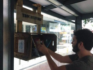 Jovens criam bibliotecas improvisadas no Rio (Foto: Divulgação)