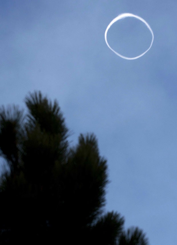 Na quinta-feira (11), um fotógrafo flagrou um fenômeno peculiar durante erupção do Etna. Segundo a Reuters, parte da fumaça expelida pairou no céu com a forma de um anel antes de se dissipar. A foto foi divulgada nesta sexta (12) (Foto: Antonio Parrinello/Reuters)