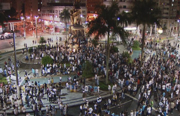 Torcedores do Santos comemoram na Praça da Independência (Foto: Reprodução/TV Tribuna)