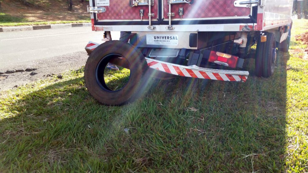 Caminhão desgovernado atingiu um poste de iluminação pública  (Foto: Heloise Hamada/TV Fronteira)