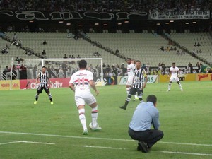Osorio observa condução de bola de Pato, do São Paulo (Foto: Marcelo Hazan)