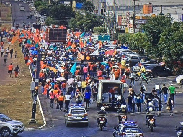 Servidores da Educação caminharam por uma das principais avenidas da capital (Foto: Divulgação/Semob-Cuiabá)