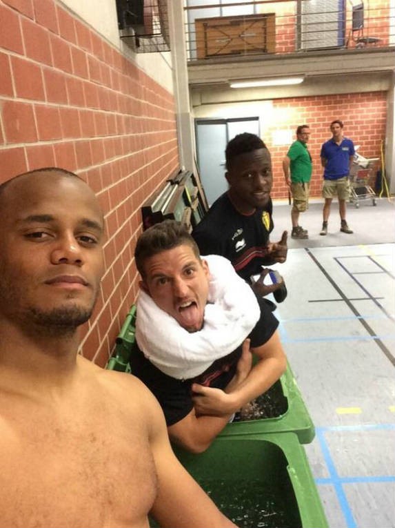 Kompany publica selfie fazendo gelo (Foto: Reprodução) Kompany publica selfie fazendo gelo (Foto: Reprodução)