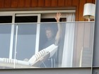 Jon Bon Jovi aparece na janela do hotel no Rio