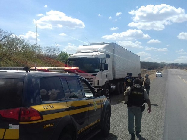 Caminhão com carga avaliada em R$ 167 mil é recuperado na BR 232  (Foto: Divulgação/Ascom PRF)