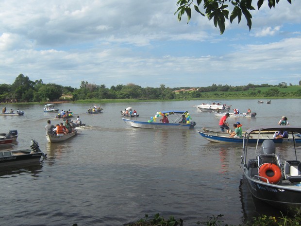 Fiéis acompanharam a imagem de barcos pelo rio (Foto: Divulgação Alexandre Azank)