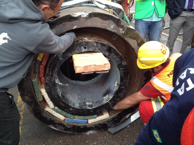Droga estava escondida em compartimento na bobina de aço (Foto: Fabiano Correia/RBS TV)