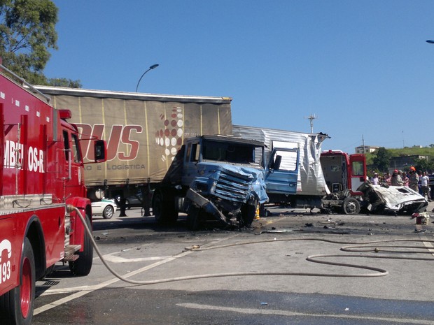acidente entre carreta e caminhão na via lagos (Foto: Camila Torres/Inter TV)