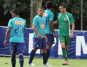 Lance do jogo treino Cruzeiro x Betim (Foto: Tarcísio Badaró / Globoesporte.com)