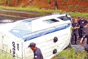 Veículo bateu em um barranco e tombou no acostamento, na BR 101 Sul (Foto: Marcos Fernandez/ A Gazeta)