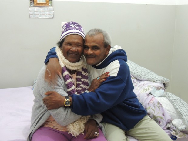Casal divide quarto em abrigo em Mogi das Cruzes; casamento foi no dia 31 de maio (Foto: Carolina Paes/G1)