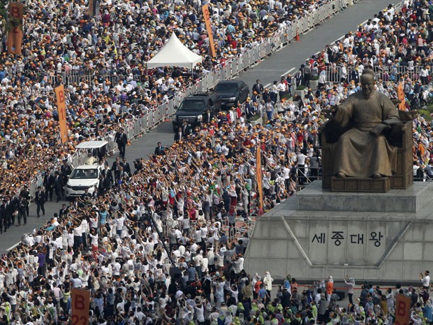 A passagem do Papa Francisco é acompanhada por milhares de pessoas nas ruas de Seul, na Coreia do Sul (Foto: AP Photo/Ahn Young-joon)
