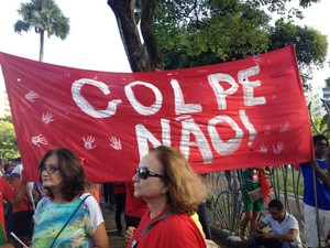 Movimento a favor da democracia nesta sexta-feira (15), em Salvador (Foto: Henrique Mendes/ G1 Bahia)