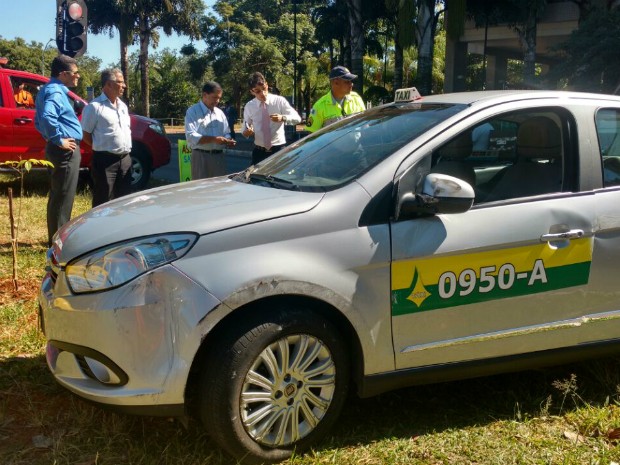 Táxi tomba após colisão na avenida W3 sul, em Brasília (Foto: CBMDF/Divulgação)