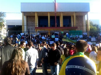 Em Francisco Beltrão, o protesto reuniu cerca de cinco mil pessoas (Foto: Michelli Arenza / RPC TV)