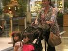 Giovanna Antonelli passeia com as filhas gêmeas em shopping carioca