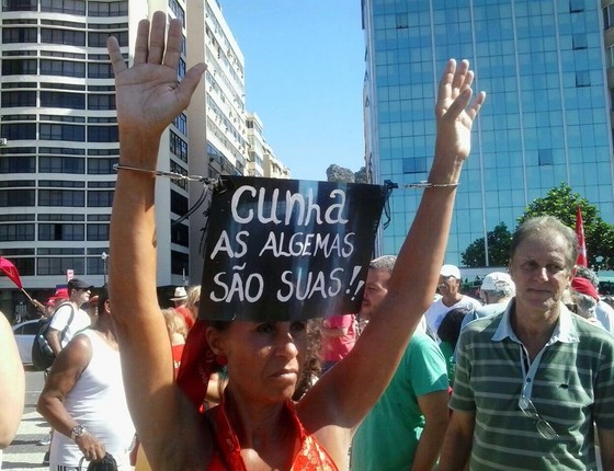 Manifestante contra o impeachment em Copacabana, no Rio de Janeiro (Foto: Época)