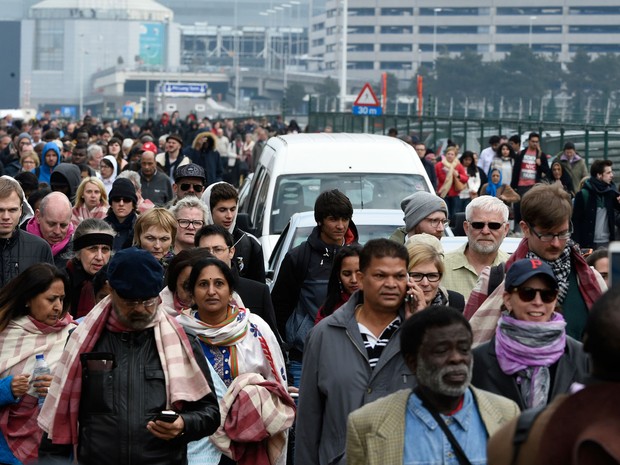 Passageiros são evacuados do aeroporto de Bruxelas  (Foto: John Thys/AFP)