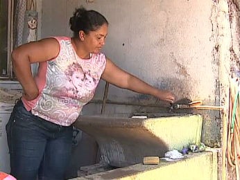 Andrea Mello fica sem água diariamente do meio dia até a madrugada, em Jaguariaíva (Foto: Reprodução/RPC TV)
