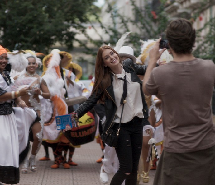 Mais fotos, desta vez assistindo à dança candome (Foto: TV Globo)