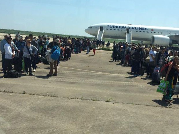Passageiros desceram da aeronave e ficaram em fila na pista enquanto avião era revistado (Foto: Reprodução/Twitter/Sergio Santos)