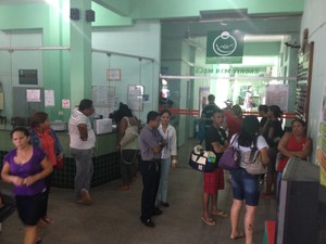 Recepção da maternidade Mãe Luzia lotada de pessoas nesta segunda-feira (23) (Foto: Abinoan Santiago/G1)