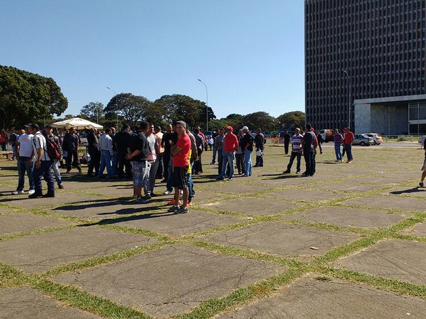 Vigilantes em frente ao Palácio do Buriti durante protesto nesta quarta-feira (15) contra demissões de funcionários de empresas contratadas pelo GDF (Foto: Beatriz Pataro/G1) Vigilantes em frente ao Palácio do Buriti durante protesto nesta quarta-feira (15) contra demissões de funcionários de empresas contratadas pelo GDF (Foto: Beatriz Pataro/G1)