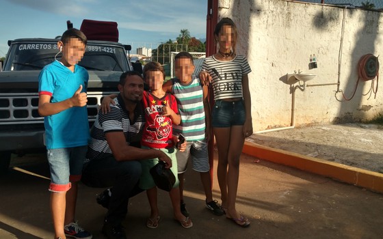 Goleiro Bruno atende pedidos de novos fãs em Varginha. As crianças fizeram fila para tirar selfies com o jogador (Foto: Rodrigo Capelo)