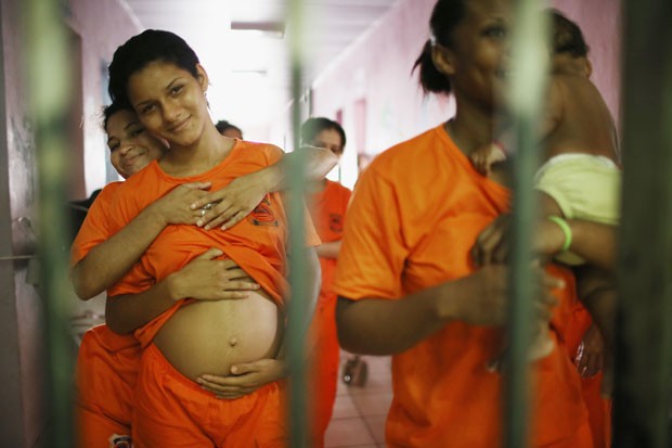 Presidiárias, algumas delas grávidas e outras com filhos recém-nascidos, recebem visitas no presídio de Pedrinhas, em São Luís (Foto: Mario Tama/Getty Images)