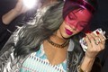 Rihanna circula com viseira e casaco prateado em look futurista (AKM-GSI Brasil/ Splash News)